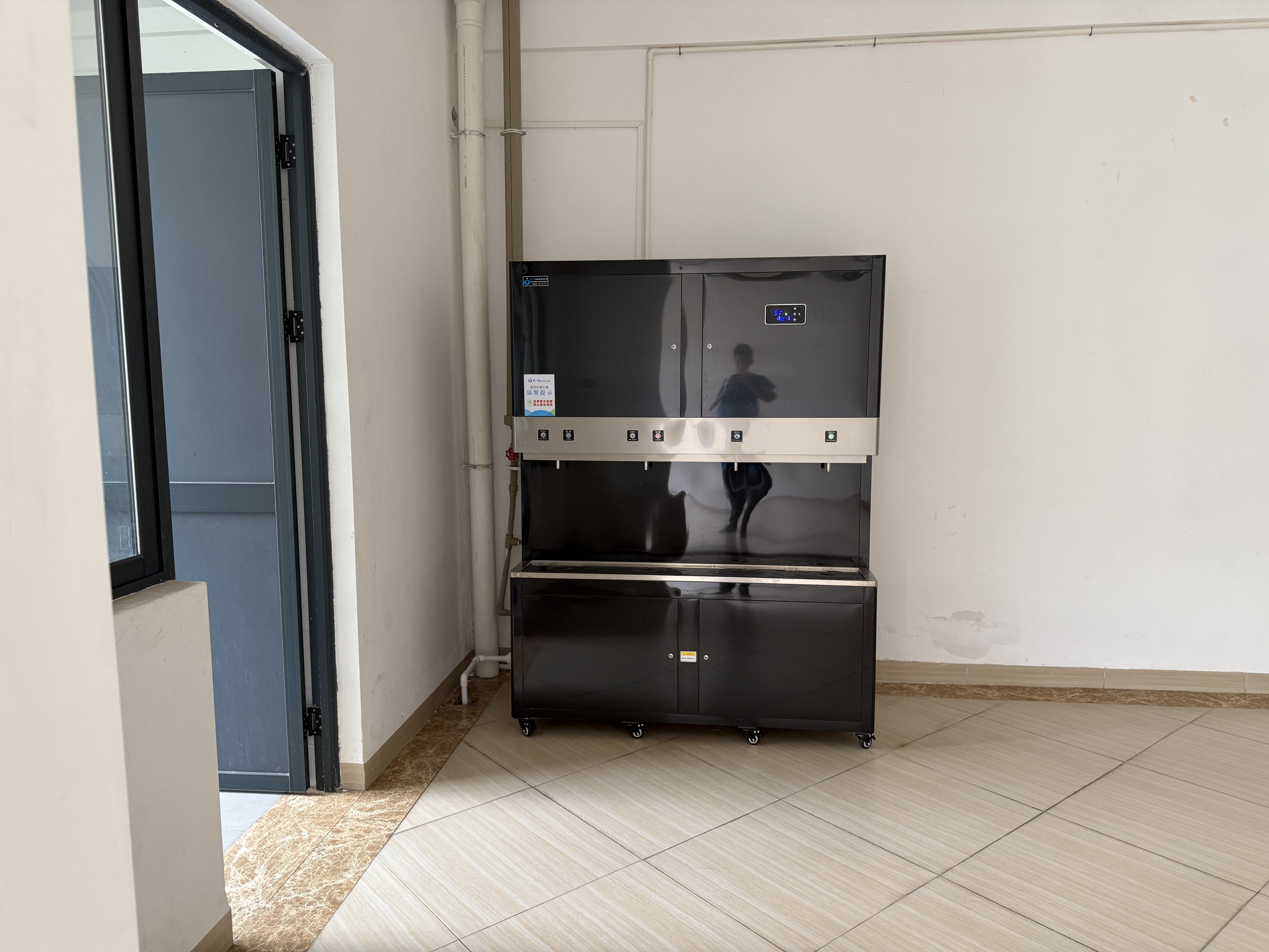 圣蓝智能直饮水机入兴义县中心敬老院 以科技之力筑牢暮年饮水防线