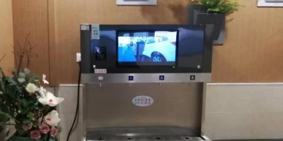 学校引入扫码广告屏直饮水机，创新饮水体验