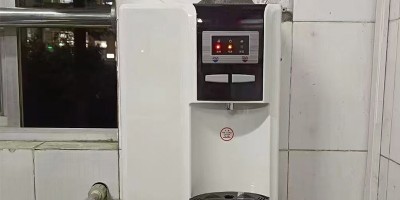 壁挂刷卡管线机：中学校园饮水安全新选择